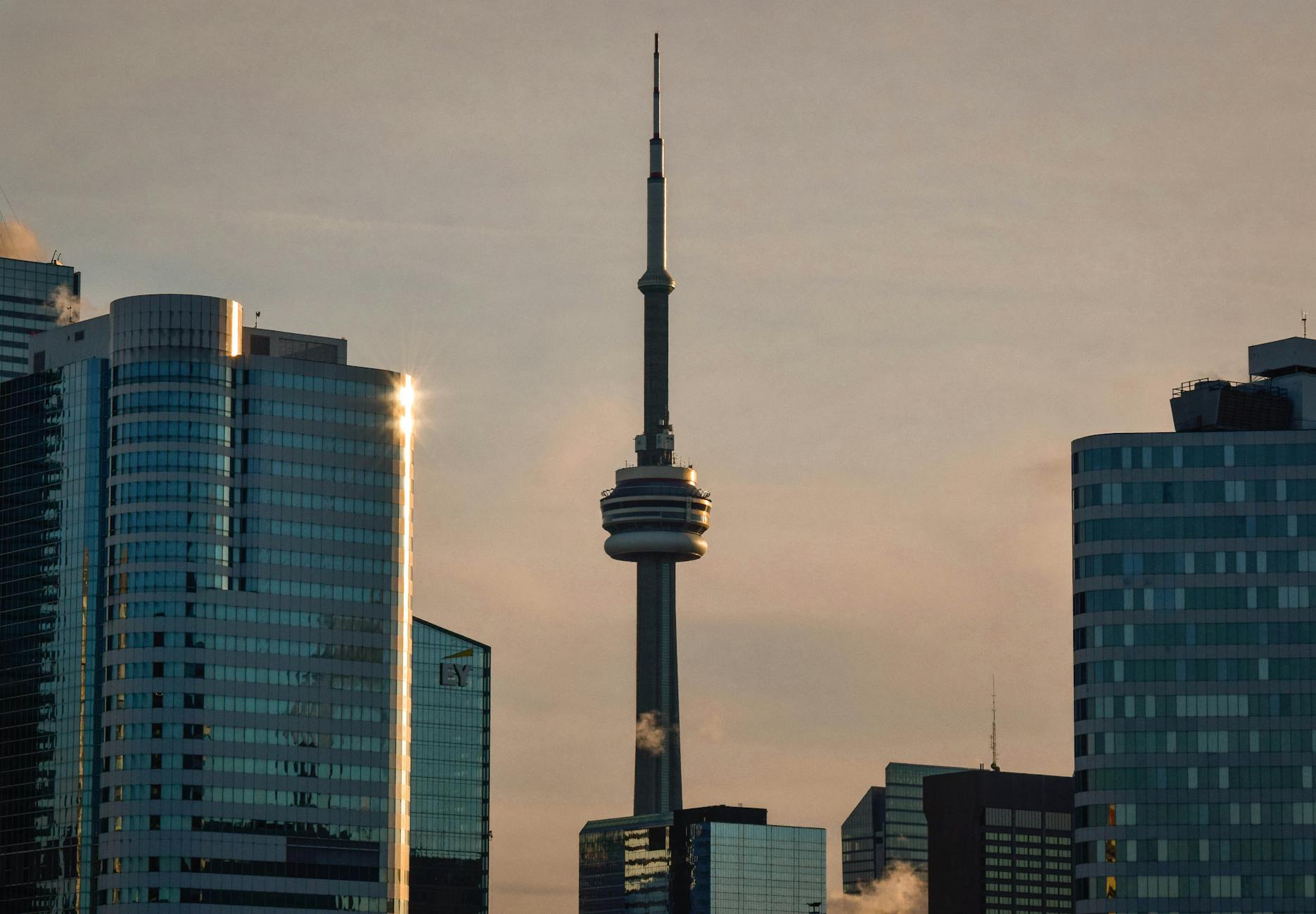 CN Tower Toronto: Complete Visitor’s Guide for 2026 (Tickets, Tips & Views)