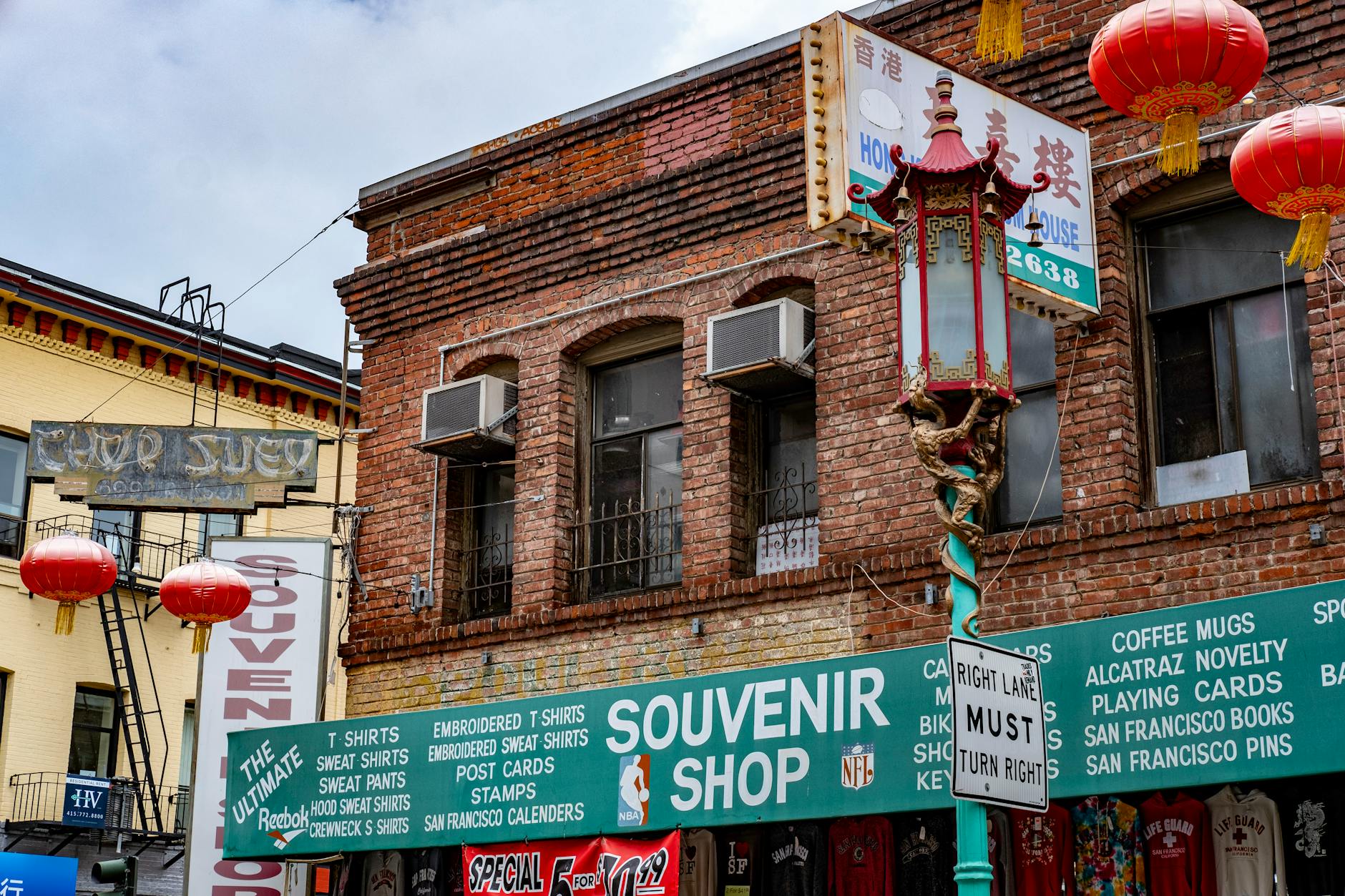 Chinatown Toronto: Food, Culture & Shopping Guide [2026]