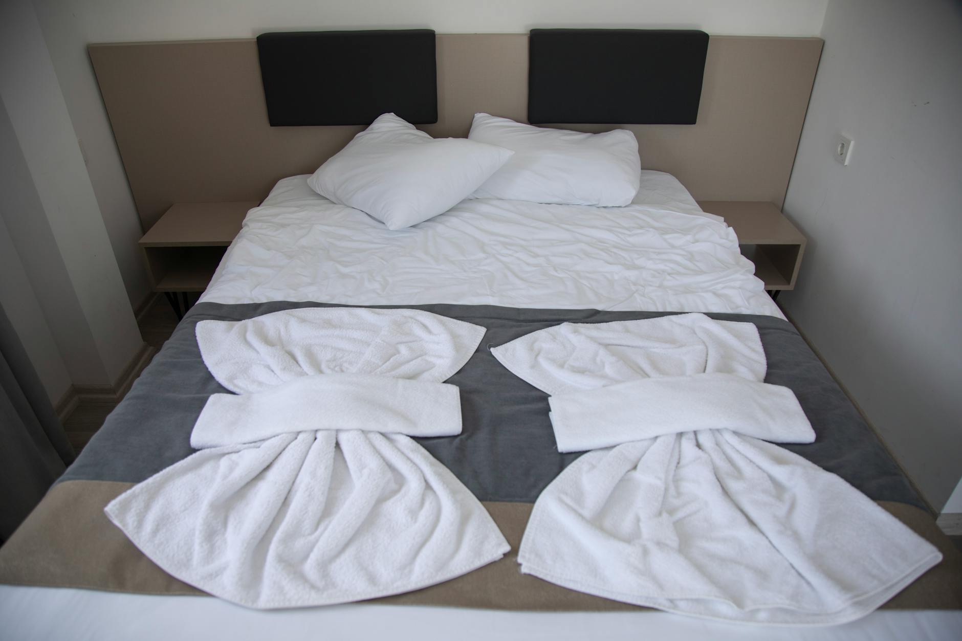How much does Toronto cost hotels accommodation prices comparison