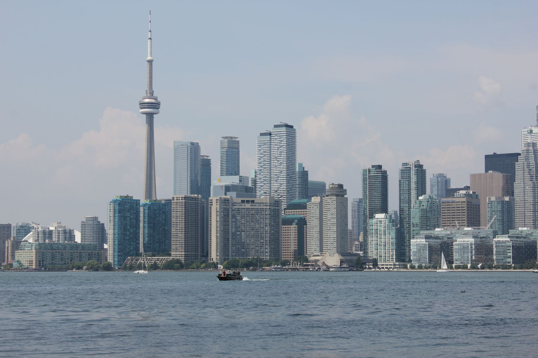 Toronto skyline and CN Tower seen from the water, the view on the best Toronto tours by boat